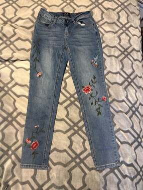 Earl Jean Women's Skinny Ankle Floral and Hummingbird Embroidered Jeans 26